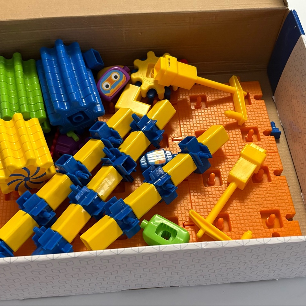 Learning Resources Robot Factory Building Set - missing 2 pieces - Picture 3 of 5